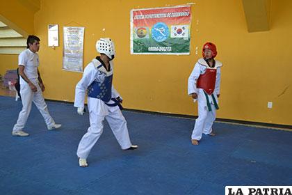 Los taekwondistas no descuidan su preparación