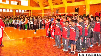 Durante la concentración de las delegaciones para la inauguración del torneo