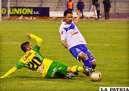 Carlos Melgar y Enrique Parada disputan el balón