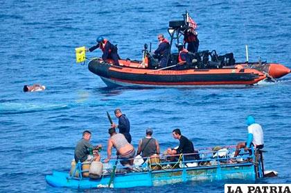 Cubanos intentan cruzar el mar en rudimentarias lanchas