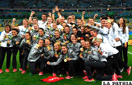 Las alemanas festejan  la medalla dorada en el fútbol femenino /mundodeportivo.com