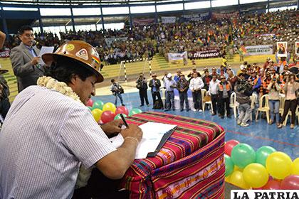 Presidente Morales promulga ley rechazada por cooperativistas mineros /ABI