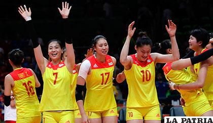 Las chinas con la medalla dorada que conquistaron en el voleibol femenino