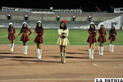Guaripoleras de la U.E. Rotaria Oruro Otawa en su coreografía