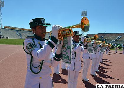 El Liceo Oruro, turno mañana, son las primeras campeonas nacionales de bandas féminas