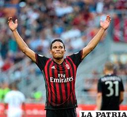 Carlos Bacca hizo triplete para la victoria del Milan