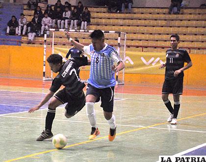 Harold Calle, de Oruro, elude la marca de Israel Tórrez
