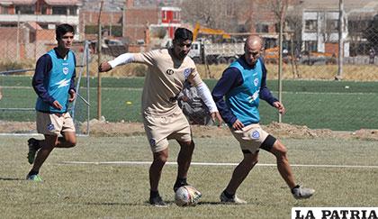 Ríos, con el balón ante la marca de Oviedo, ocurrió ayer en el entrenamiento