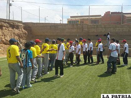 Después del partido se saludan las selecciones de Oruro y Chuquisaca