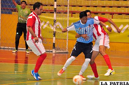 Álvaro Herrera domina el esférico ante la marca de sus adversarios 