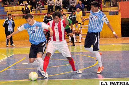 Marcelo Quiroga, de Oruro, y Javier Carmona disputan el balón