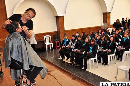 Taller de capacitación tuvo buena presencia de estudiantes en cosmetología y belleza