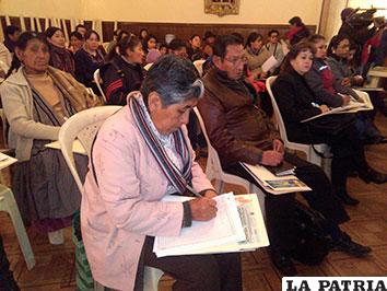 Varias personas de la tercera edad participan del taller