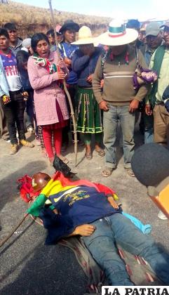Uno de los cooperativistas fallecidos junto a la Enseña Tricolor