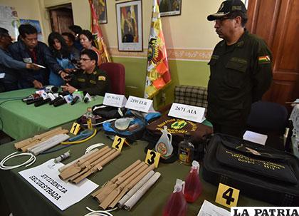 Los objetos secuestrados fueron exhibidos en la conferencia de prensa /APG