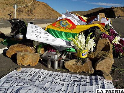 En la carretera se instaló una capilla por los dos cooperativistas muertos en Cochabamba