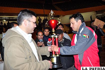 Raúl Reyes entrega el trofeo de campeón al capitán de Chuquisaca, Marco García 