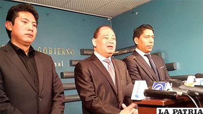Carlos Romero (centro), Ministro de Gobierno, acompañado de dos viceministros /erbol.com.bo