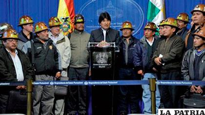 Cooperativistas mineros junto al Presidente Evo Morales /erbol.com.bo