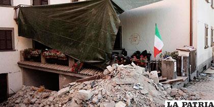 Se presume que bajo los escombros del hotel Roma todavía hay personas /elpais.cr