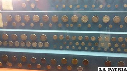 Colección de monedas antiguas acuñadas en Potosí