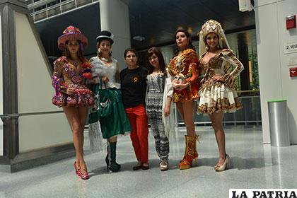 Mónica, junto a las modelos que lucieron diferentes trajes del 
Carnaval de Oruro