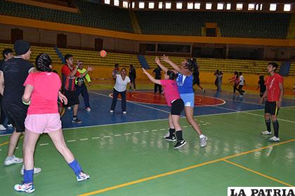 El handball, disciplina que cada vez se práctica más en Oruro
