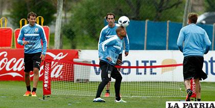 Uruguay inició sus entrenamientos con 14 de sus jugadores convocados /800noticias.com