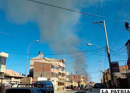 El humo de la quema de Totora se esparce por el cielo que cubre a Oruro /WHATSAPP