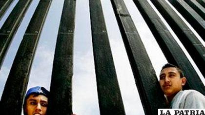 Dos adolescentes en la frontera México - EE.UU. /cdn4.uvnimg.com