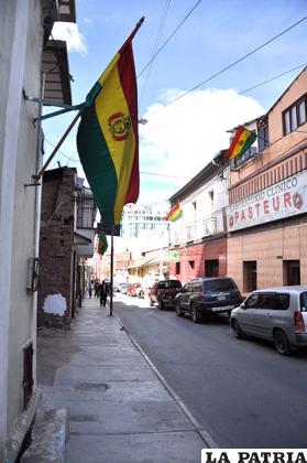 El gobernador Vásquez pidió que todas las casas tengan la tricolor nacional en las fiestas patrias