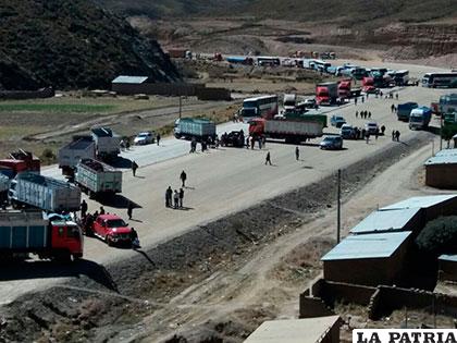 Choferes del transporte pesado exigen mejoras en la doble vía a Cochabamba