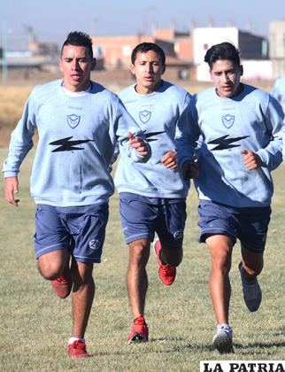 Ronald Segovia (centro) hoy se 
reincorpora a las prácticas, a su lado Leaños y Juárez