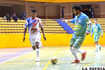 Elvis Quiroz domina el balón ante la mirada de Cristian Calle