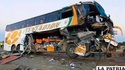 El bus resultó muy dañado en el impacto