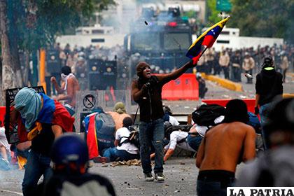 Opositores en una de las tantas movilizaciones de la jornada electoral en Venezuela