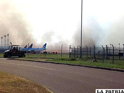 El humo, producto del fuego, impidió que los aviones puedan despegar