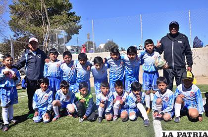 Los niños del equipo Futuro FC que son parte del torneo de fútbol