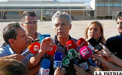 Ángel María Villar habla con los medios tras salir de la cárcel