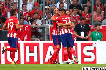 Luciano Vietto, del Atlético de Madrid, celebra su gol con sus compañeros