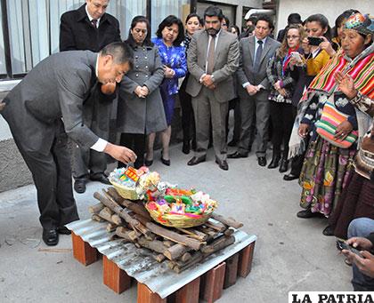 Autoridades participaron en el agradecimiento a la Pachamama /ABI