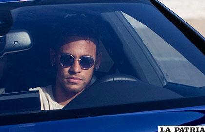 El brasileño Neymar se apresta para su viaje a París