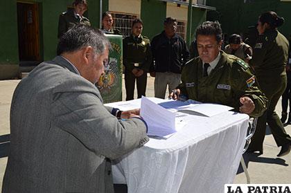 El rector de la UTO y el comandante departamental de la Policía firman el convenio