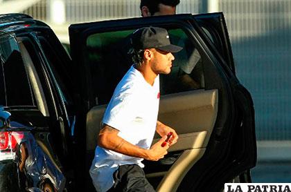 Neymar llegó a París y firmó su contrato con el PSG