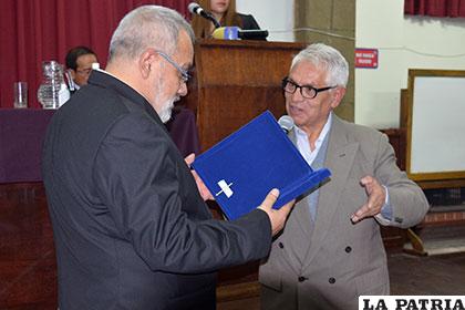 Autoridades de la UTO entregan reconocimientos a sus pares de la CEUB