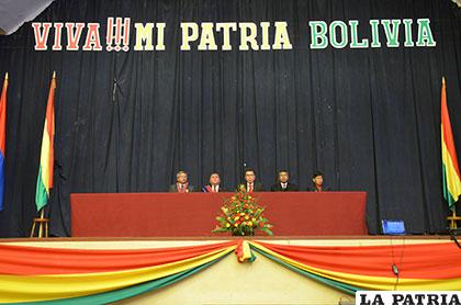 Emotivo acto de la UTO recordando la efeméride boliviana