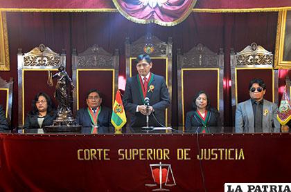 Franz Mendoza, (centro) presidente del Tribunal Departamental de Justicia de Oruro