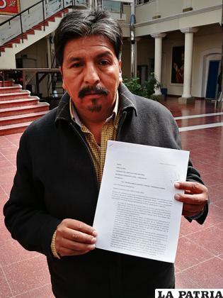 El asambleísta Sánchez mostrando el documento enviado al TSE