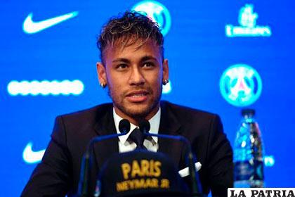 Neymar durante la rueda de prensa en su presentación