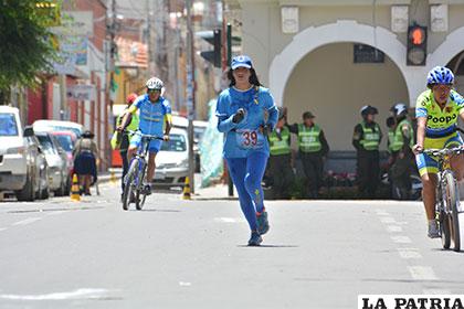 Alejandra Rocha, representará a Oruro en las pruebas físicas de triatlón